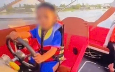 Cha giao ca nô cho con trai 4 tuổi lái giữa sông Tiền để quay clip đăng mạng xã hội
