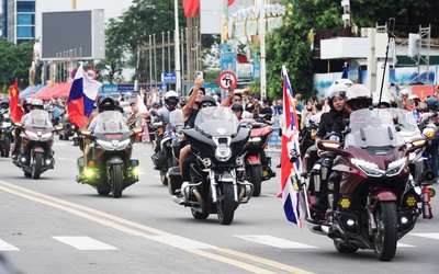 Du khách reo hò cổ vũ cả ngàn mô tô diễu hành trên cung đường biển Nha Trang
