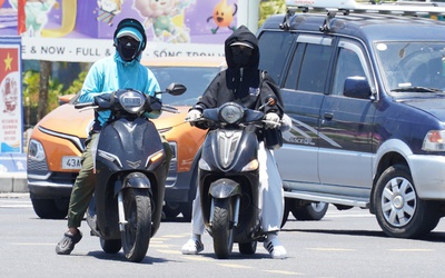Trùm kín như 'ninja' mưu sinh dưới mùa hè đổ lửa ở Đà Nẵng