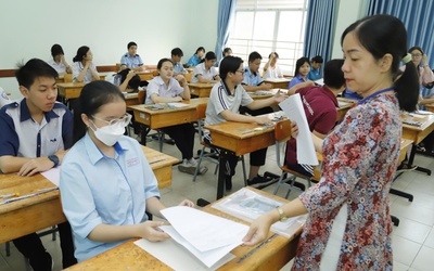 Đề thi lớp 10 chuyên lý TP.HCM có sai sót, thí sinh được làm bài thêm 15 phút