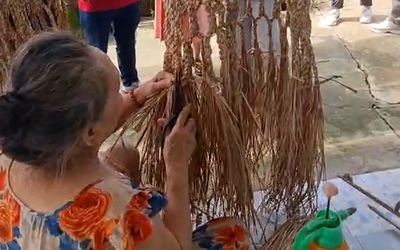 Dân miền Tây trổ tài đan võng bằng dây chuối khiến du khách thích thú