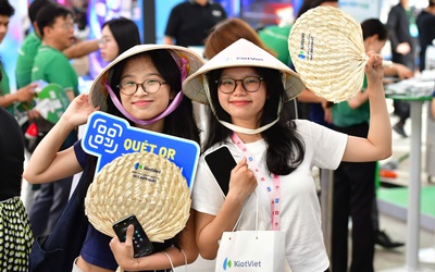 Người dân xếp hàng 'săn quà', rộn ràng trải nghiệm công nghệ tại Lễ hội Tài chính số 2026
