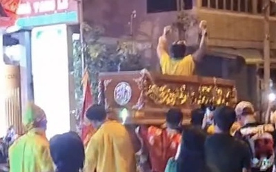 Bắt chủ trại hòm và nhiều người liên quan vụ khiêng quan tài có người sống bên trong diễu phố