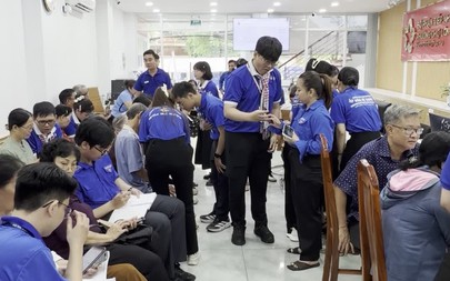 Đội hình Mùa hè số phường Chợ Lớn hỗ trợ người dân cập nhật ứng dụng điện tử