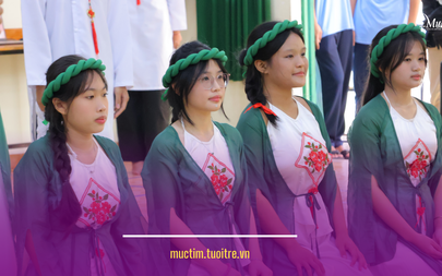 Học trò Trường THPT Nguyễn Huệ khoe tài chơi nhạc cụ, rap, múa võ mừng 20-11