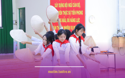 Học trò Trường THPT Nguyễn Huệ khoe tài năng độc đáo trong hội thi văn nghệ chào mừng 20-11