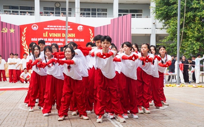 Chò giấy bay rợp trời, teen THPT Gia Định lưu luyến trong tiết học cuối cùng nhiều cảm xúc