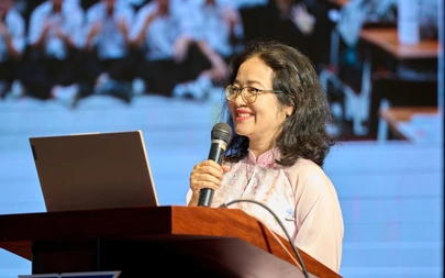 Cô giáo phát biểu trong lễ trưởng thành: 'Học sinh gọi tôi là má, mẫu hậu...'