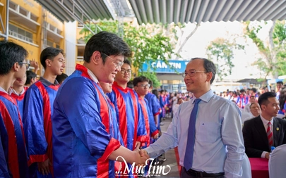 Thầy hiệu trưởng hát tặng học sinh trong lễ tri ân và trưởng thành