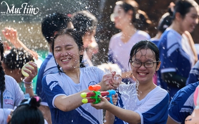 'Bữa tiệc nước' sôi động của học sinh lớp 12 Trường THPT Lê Quý Đôn