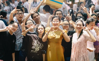Học sinh Trường THPT Nguyễn Thái Bình cùng nhau tắm ‘mưa’ thanh xuân tạm biệt thời áo trắng
