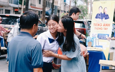 Khoảnh khắc đẹp: Ba mẹ cùng con bước vào kỳ thi lớn nhất tuổi học trò