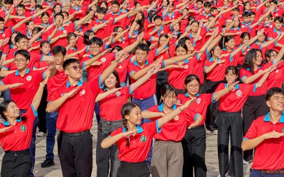 Tiết mục đồng diễn 'Hoa phượng đỏ - chào tuổi 20', kỷ niệm Chiến dịch Hoa phượng đỏ lần thứ 20 - năm 2025