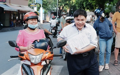 Thi tuyển sinh lớp 10: 'Đọc kỹ đề rồi làm, ba đợi ở ngoài!'