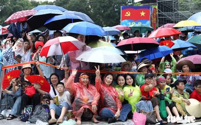 Trực tiếp: Hàng chục ngàn người đổ ra đường chờ xem buổi tổng hợp luyện diễu binh, diễu hành