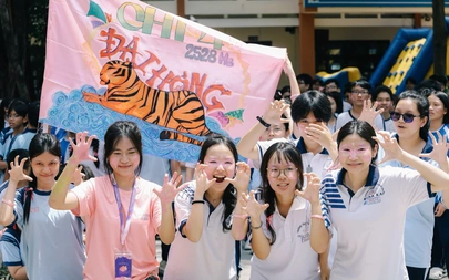 Sóng nhiệt lan tỏa, teen Trường THPT Nguyễn Hữu Huân bùng nổ trong phần hội đón 'tân binh'