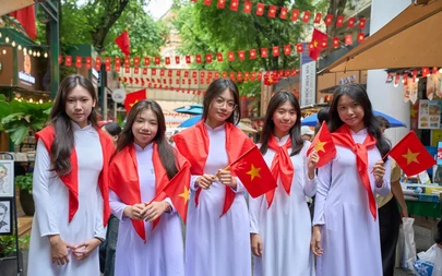 Bạn trẻ TP.HCM ra đường đón mừng Quốc khánh 2-9, tận hưởng vẻ đẹp của hoà bình