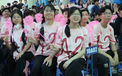 Câu lạc bộ Trường THPT Nguyễn Hiền catwalk, hô tên theo phong cách Miss Grand