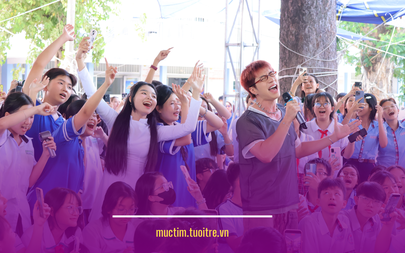 Bùi Duy Ngọc hát trong vòng tay yêu thương của học trò tại Ngày hội Tự tin vào lớp 10