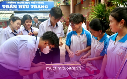 Học sinh Trường THPT Trần Hữu Trang gỡ rối tư duy, sáng tạo cùng canva trong giờ chơi