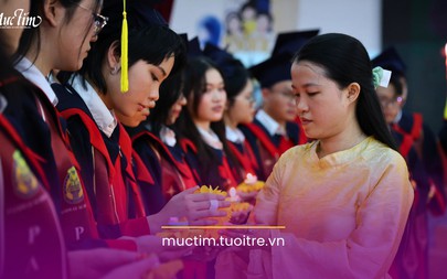 Học sinh lớp 12 Pathway School nhận nến trưởng thành từ thầy cô