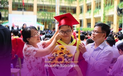 Chuyến đò tuổi học trò cập bến, học sinh khối 12 Trường THPT Tây Thạnh lưu luyến chia tay
