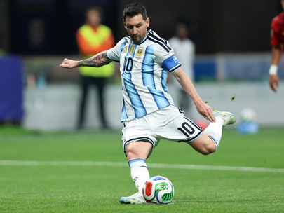 Messi giận... chính mình dù giúp Argentina thoát hiểm ở World Cup