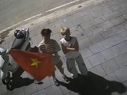 Thanh niên trả lại cờ sau khi 'đi bão' ASEAN Cup thế nào mà netizen khen 'ngoan'?