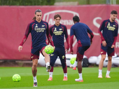 Arsenal đến Ý trễ vì sự cố hàng không trước Champions League