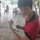 Chàng trai dò vé số ăn mừng như trúng độc đắc