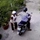 Con cái check camera thấy bố chạy xe máy bỏ quên mẹ ở nhà