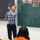 Thầy giáo tận tình hướng dẫn học sinh hát đu trend Tiktok