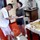 Tan chảy với anh chồng dịu dàng giúp vợ thu dọn thức ăn bị đổ