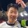 Son Heung Min ‘mẻ trán’ vì bị xô khi nâng cúp Europa League
