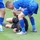 Tiền đạo Jamie Vardy thổi còi dừng trận vì trọng tài… nằm sân