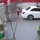 Cô gái '5 lần 7 lượt' bị cửa cổng cản đường khi lái ô tô ra ngoài