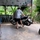 Cách dựng chống đứng xe máy đơn giản nhiều người không biết