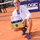 Sao quần vợt Lois Boisson nhận cúp Hamburg Open hình thùng container