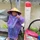 Ấm lòng cặp đôi giúp đỡ cụ bà bán rau ngày mưa bão