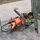 Thanh niên ngã chổng vó khi đang tung skill lách qua khe cửa hẹp
