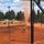 Chàng trai dùng vòi nước xua đuổi vòi rồng trên sân tennis