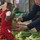 Chú khỉ thông minh biết đi chợ giúp đỡ ông chủ