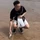 Hai bé trai khoái chí khi bố dẫn ra biển bắt được cá nước ngọt