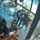 Khách bật ngửa khi cụng vào cửa kính cường lực