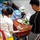 Vợ lặng lẽ bỏ thêm tiền vào ví cho chồng tiêu