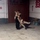 Chú chó đi túy quyền khi được cô chủ cho quay vòng tròn