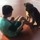 Chú chó ngoan ngoãn ngồi giữ chân giúp cậu chủ tập thể dục