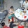 Bố ngã rung bàn vì con gái lấy ghế không hay biết