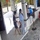 Chị gái hạnh phúc trước cách chào tạm biệt của em trai