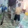Chồng nhanh trí giúp vợ tắt bếp gas vì xào rau lửa to làm cháy chảo